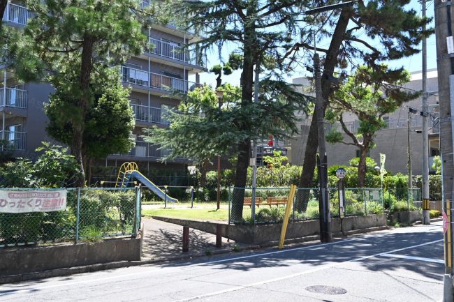 山幹からすぐ、交番横の公園