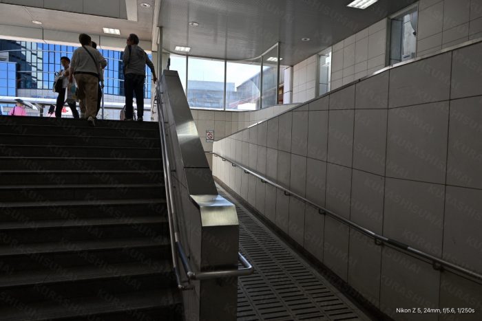 JR西宮駅南口のスロープと階段